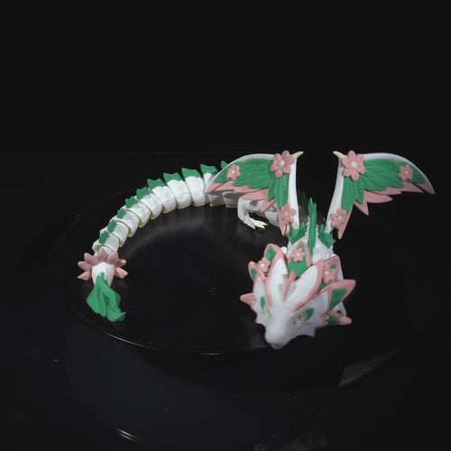 Flexodrache „Florana“: Premium 3D-Druck Drachenmodell, 51 cm, weiß mit Rosa- und Grüntönen, florale Flügel. Beweglich, nachhaltig aus PLA, 100 % in Wien gefertigt.