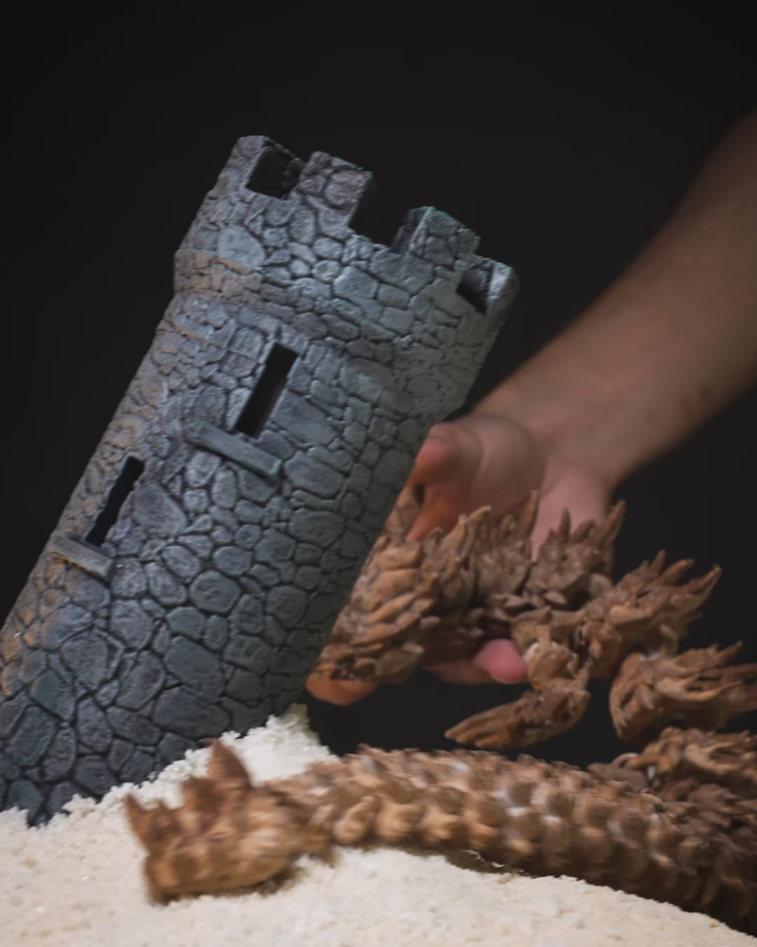 Königsdrache Wüste – 60 cm langer 3D-gedruckter Drache mit kristalliner Struktur in Wunschfarbe, nachhaltiges PLA-Material, handbemaltes Unikat möglich, ideal als Sammelfigur oder Spielzeug.