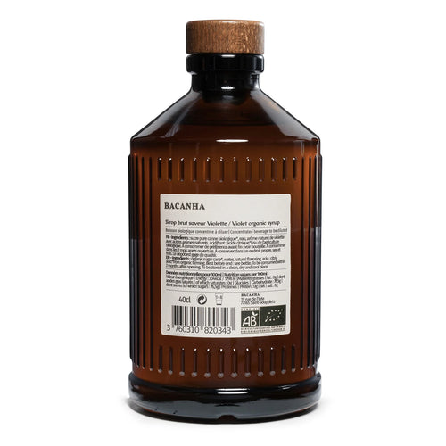 Bio-Sirup „Violet“ von Bacanha, 400ml Glasflasche. Süß und floral, ideal für Cocktails, Limonaden und Eistees. Nachhaltig und vielseitig einsetzbar.