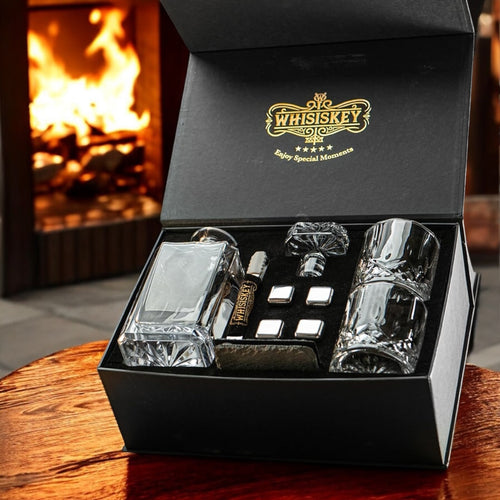 Personalisiertes Whiskey-Set von Whisiskey mit Gravur, inkl. Glaskaraffe (700ml), 2 Whiskey-Gläsern, Kühlsteinen & Luxus-Geschenkbox, elegantes Geschenk für Whiskey-Liebhaber, graviert in Wien.